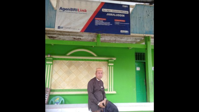 Jamaluddin yang menjadi AgenBRILink di Pulau Lakkang, Kecamatan Tallo, Kota Makassar. Foto: Sri Wahyu Diastuti / Sulselsatu.com.
