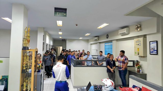 Edukasi keselamatan berkendara Asmo Sulsel kepada karyawan FIF Group Makassar. Foto: Istimewa