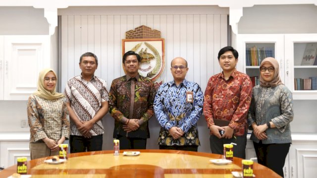 Pj Sekda Kota Makassar Firman Pagarra menerima kunjungan LPS. Foto: Istimewa