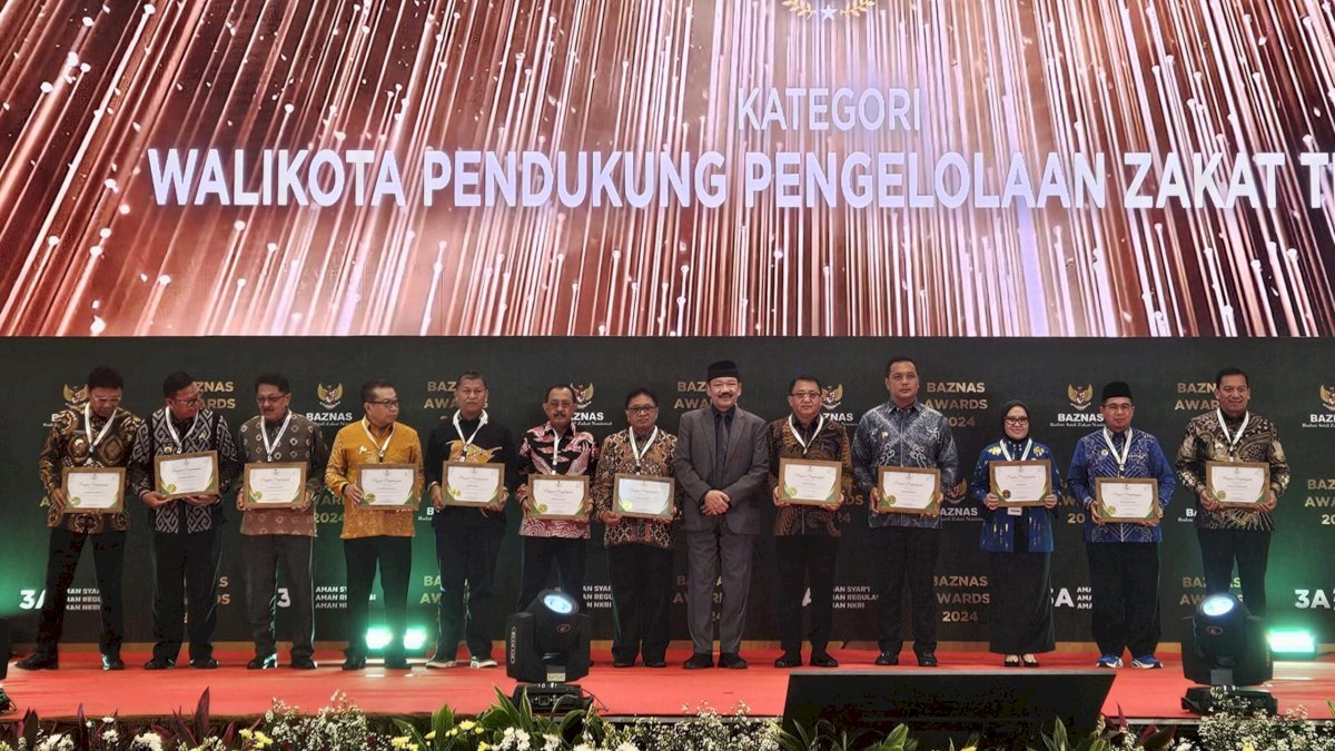 Danny Pomanto Terima Penghargaan Wali Kota Pendukung Pengelolaan Zakat Terbaik dari Baznas RI
