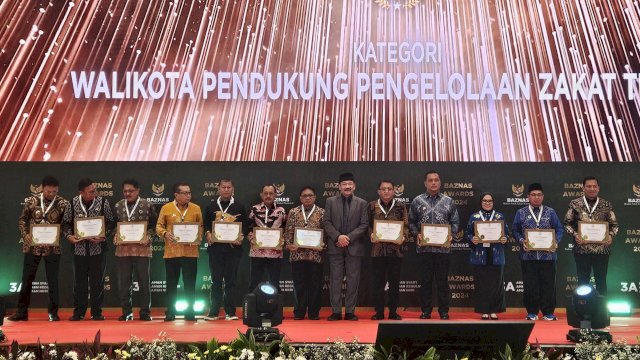Asisten Pemerintahan dan Kesejahteraan Rakyat Setda Makassar Andi Muhammad Yasir mewakili Wali Kota Makassar Danny Pomanto menerima penghargaan. Foto: Istimewa