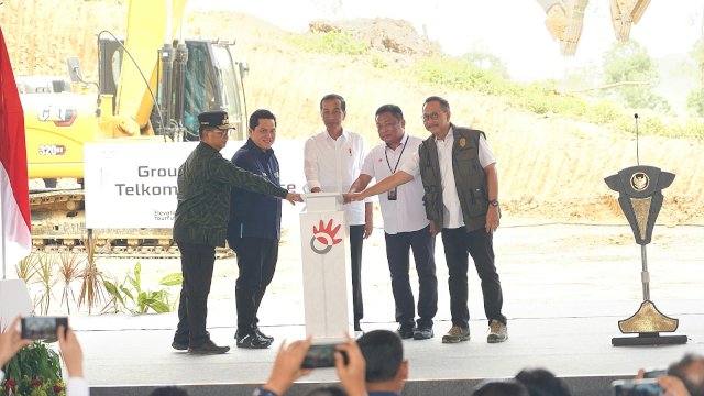 Presiden Jokowi bersama Menteri BUMN Erick Thohir dan Direksi Telkom Group peletakan batu pertama Telkom Smart Office di IKN. Foto: Istimewa