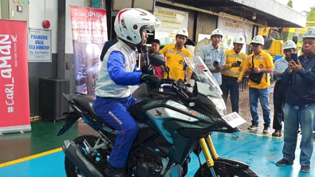 Instruktur safety riding Asmo Sulsel membagikan tips pengereman yang baik dan benar. Foto: Istimewa