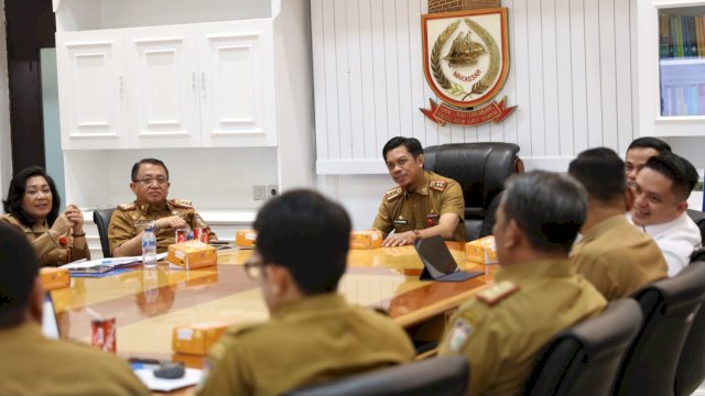 PJ Sekda Kota Makassar Firman Hamid Pagarra saat memimpin rapat persiapan tindak lanjut perlindungan terhadap pekerja rentan kerja sama BPJAMSOSTEK. Foto: Istimewa. 