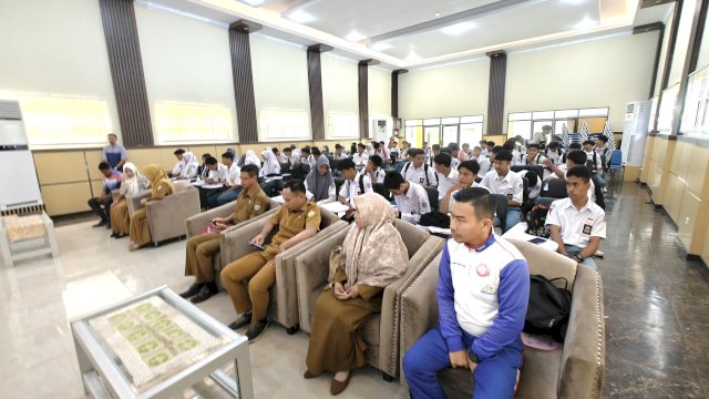 Edukasi safety riding Asmo Sulsel di SMK Satria Kendari. Foto: Istimewa