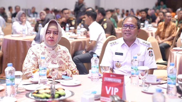 Wali Kota Makassar Danny Pomanto bersama istri Ketua TP PKK Kota Makassar Indira Yusuf Ismail. Foto: Istimewa