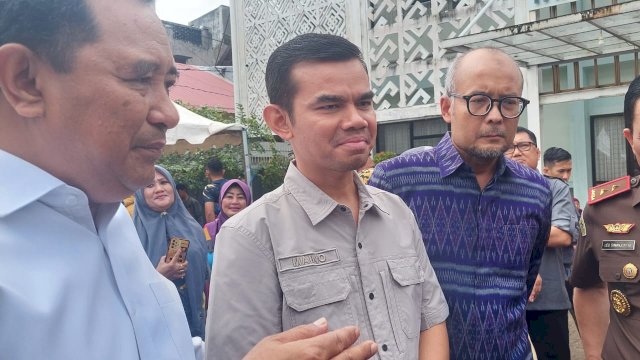 Pj Gubernur Sulsel Bahtiar Baharuddin (kiri) bersama Direktur Stabilisasi Pasokan dan Harga Pangan Badan Pangan Nasional Maino Dwi Hartono (tengah) dan 