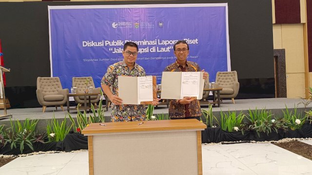 Sekretaris Jenderal Transparency International Indonesia Danang Widoyoko (kanan) bersama Dekan Dekan Fisip Universitas Hasanudin Prof Sukri Tamma (kiri). Foto/Sulselsatu