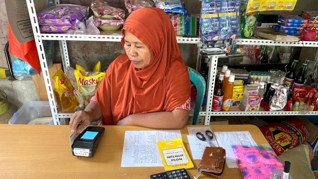Siti Aminah yang membuka AgenBRILink KPL Usaha Salma. Foto: Sri Wahyu Diastuti / Sulselsatu.com. 