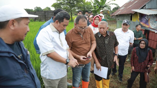 Wali Kota Makassar Moh Ramdhan Pomanto bersama Pj Gubernur Sulsel Bahtiar Baharuddin, Bupati Maros Chaidir Syam dan Kadispora Sulsel meninjau lokasi pembangunan stadion. Foto: Istimewa