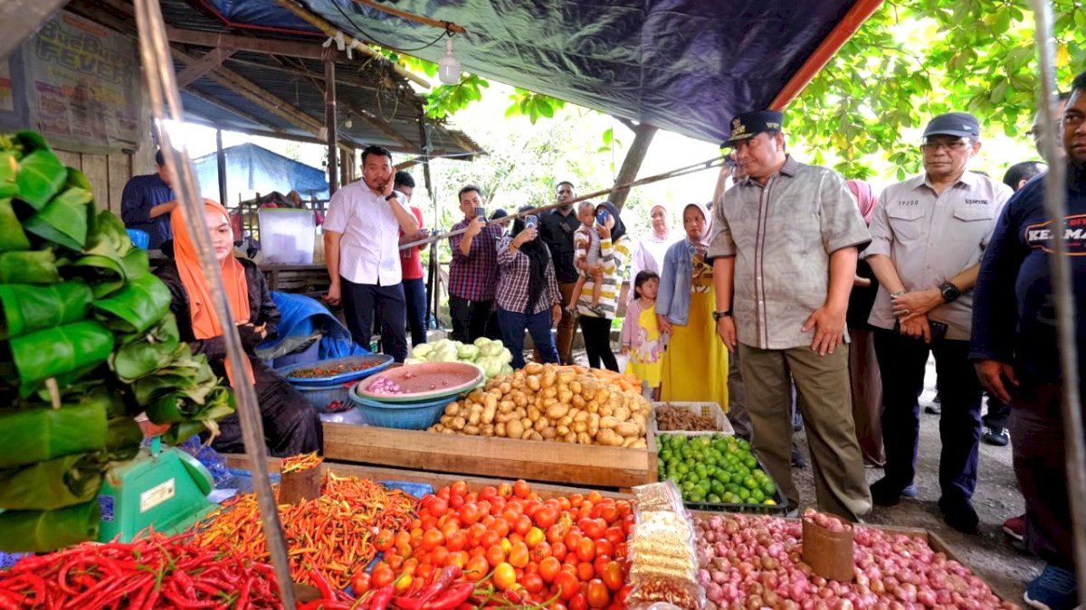 Pj Sekda Gowa Dampingi Pj Gubernur Sulsel Pantau Harga dan Stok Pangan di Hari Pertama Ramadan