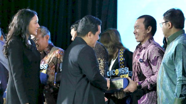 Direktur Digital Business Telkom Muhamad Fajrin Rasyid (kedua dari kanan) menerima penghargaan BCOMSS 2024 yang diserahkan langsung oleh Menteri BUMN Erick Thohir di Jakarta beberapa waktu lalu. Foto: Istimewa