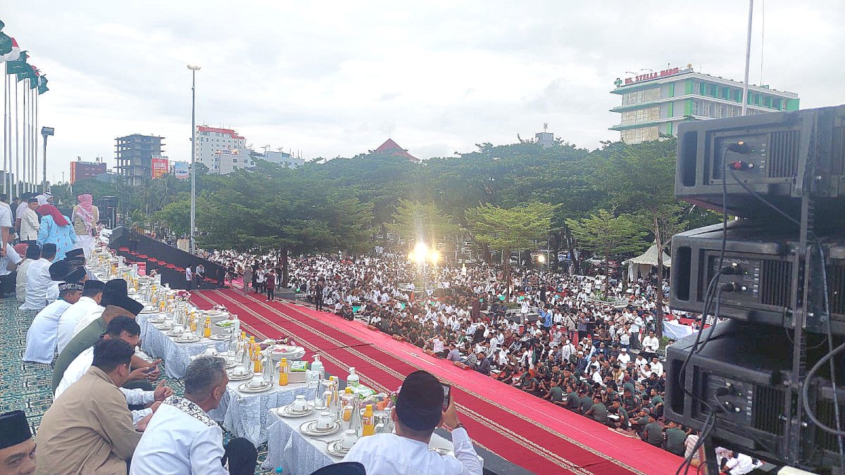 Pemkot Makassar Pecahkan Rekor MURI Buka Puasa Terpanjang