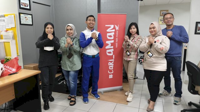 Instruktur Safety Riding Astra Motor Sulsel Wanny bersama karyawan FIF Group. Foto: Istimewa.