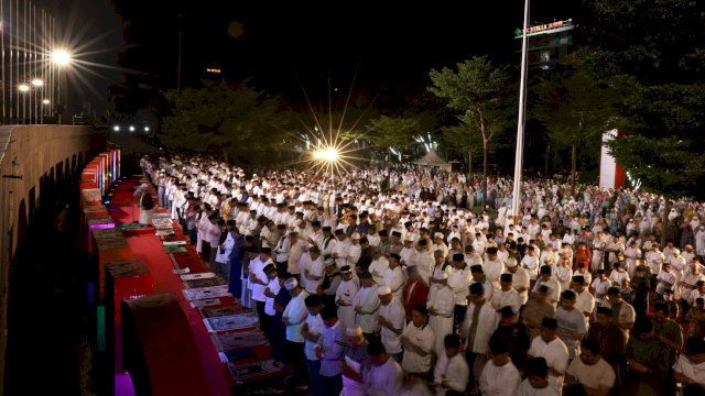 Salat subuh bersama di Anjungan Pantai Losari Makassar. Foto: Istimewa