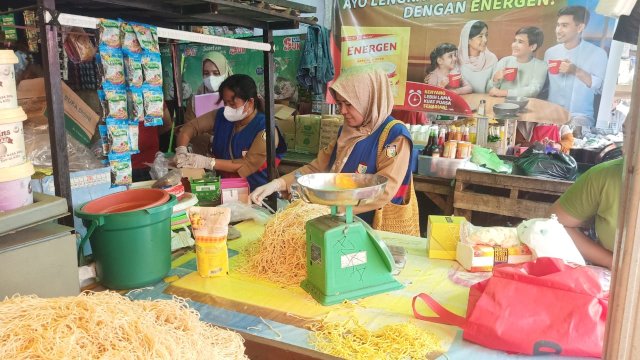 Dinkes Makassar sidak takjil dan makanan di pasar. Foto: Istimewa