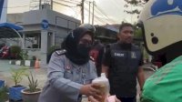 Kemenkumham Sulsel Berbagi Takjil Pada Warga Pengguna Jalan