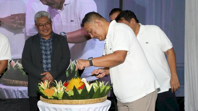 Prosesi potong tumpeng menyambut HUT Telin ke-17 oleh Direktur Wholesale &amp; International Service Telkom Bogi Witjaksono yang disaksikan oleh Direktur Network &amp; IT Solution Telkom Herlan Wijanarko. Foto: Istimewa