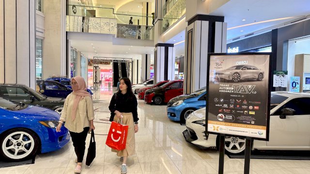 Pengunjung saat melihat pameran mobil di Trans Autovaganza TSM Makassar. Foto: Istimewa