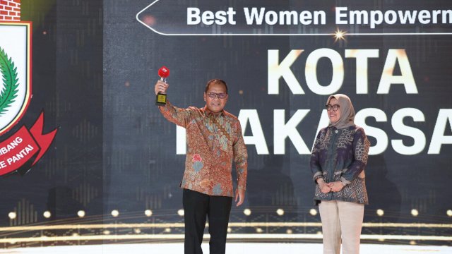 Wali Kota Makassar Danny Pomanto saat menerima penghargaan CNN Indonesia Awards 2024. Foto: Istimewa