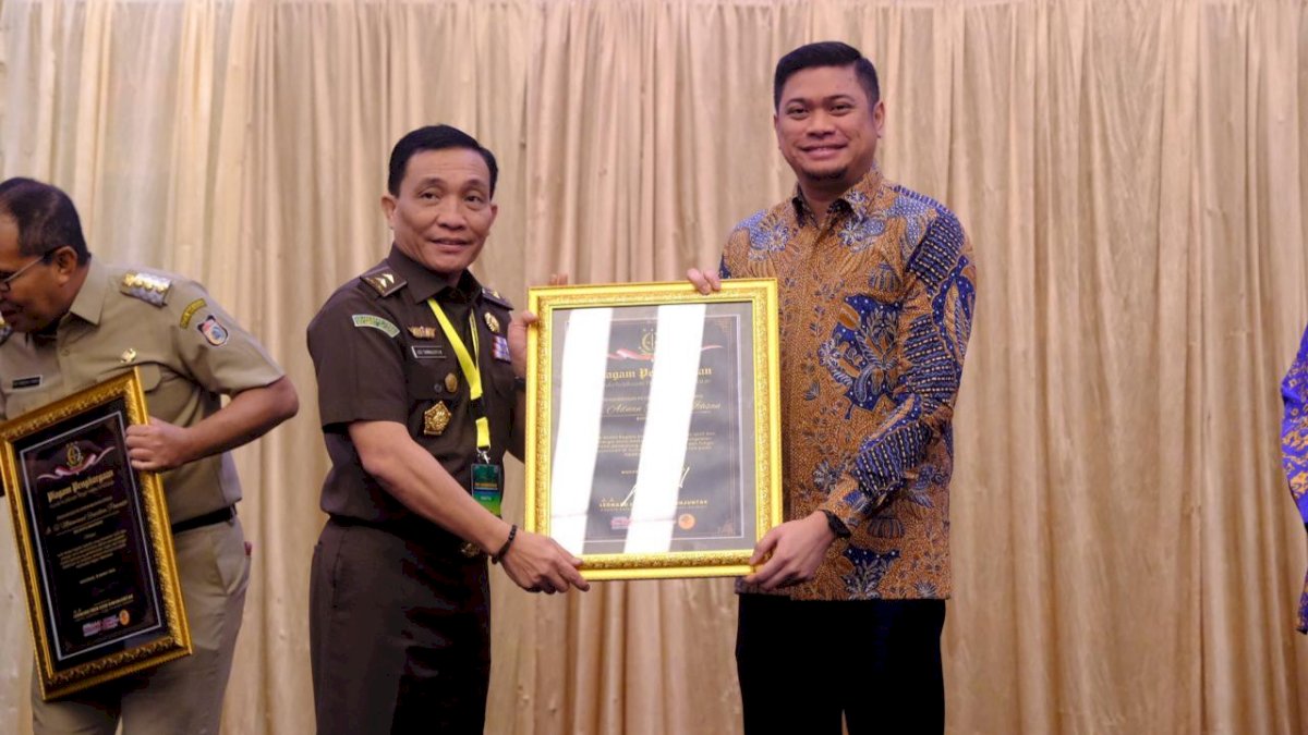 Bupati Gowa Raih Penghargaan Role Model Kepala Daerah dari Kajati Sulsel