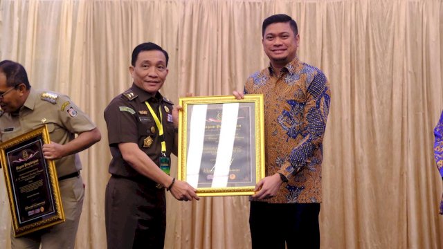 Bupati Gowa Adnan Purichta Ichsan saat menerima penghargaan role model kepala daerah dari Kejati Sulsel. Foto: Istimewa