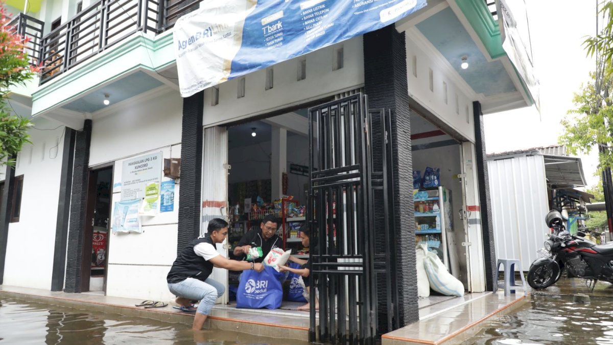 Tanggap Bencana Banjir, BRI Peduli Salurkan Bantuan Bagi Warga Terdampak di Demak