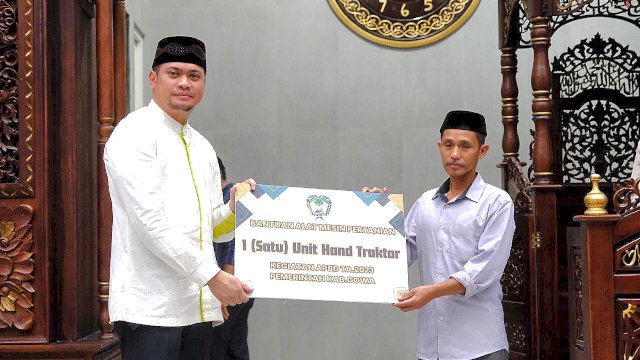 Bupati Gowa Adnan Purichta Ichsan memberikan bantuan kepada pengurus masjid di Tompobulu safari Ramadan. Foto: Istimewa.