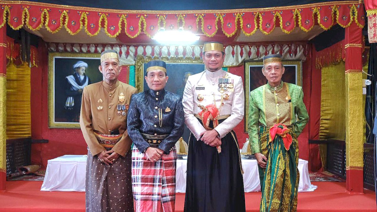 Pemkab Gowa Beri Gelar Adat I Mannuntungi Daeng Mattola kepada Kajati Sulsel