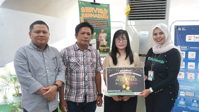 Pelanggan yang mendapatkan emas setelah servis pakai KallaFriends. Foto: Istimewa