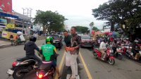 Berkah Ramadan, Tenaga Kontrak Dinkes Makassar Bagi-bagi Takjil Buka Puasa untuk Pengendara