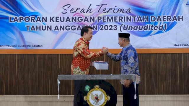 Wakil Bupati Gowa Abdul Rauf Malaganni menyerahkan Laporan Keuangan Pemerintah Daerah (LKPD) Tahun Anggaran 2023 di Kantor BPK RI Perwakilan Sulsel. Foto: Istimewa.