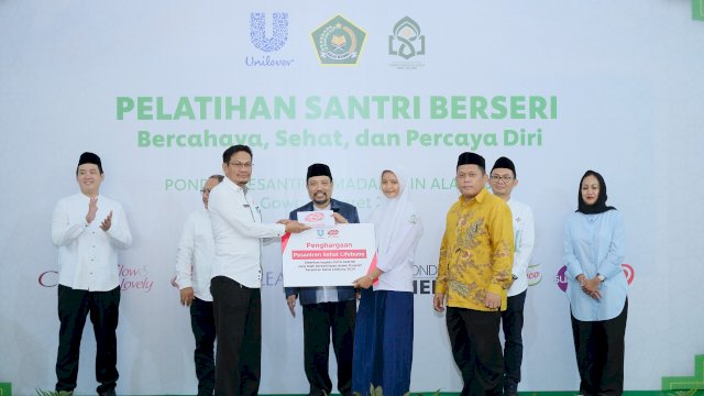 Pemberian penghargaan kepada peserta aksi cantik di pesantren UIN Makassar. Foto: Istimewa