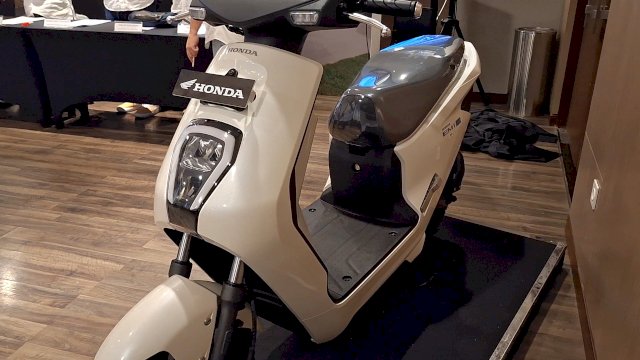 Motor listrik EM1 e: dari Honda yang resmi diluncurkan di Makassar. Foto: Sri Wahyu Diastuti / Sulselsatu.com.