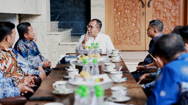 Wali kota Makassar Danny Pomanto saat silaturahmi bersama Forum Kerukunan Umat Beragama (FKUB) di kediamannya. Foto: Istimewa