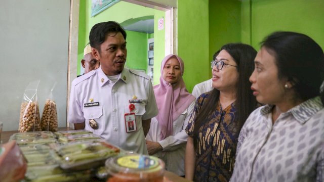 PJ Sekda Kota Makassar Firman Hamid Pagarra bersama Menteri Pemberdayaan Perempuan dan Perlindungan Anak (PPPA) RI I Gusti Ayu Bintang Darmawati. Foto: Istimewa