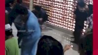 VIDEO: Gara-gara Antre THR, Bocil Saling Lempar Sandal di Masjid Raya Makassar
