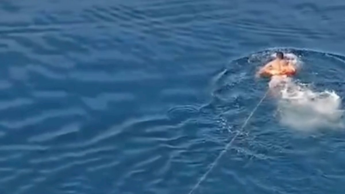 VIDEO: Detik-detik Anggota TNI Selamatkan Korban Tenggelam di Laut Lepas