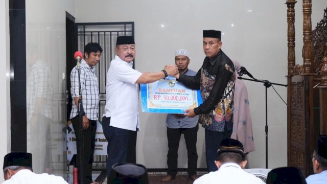 Pemkab Gowa serahkan bantuan pembangunan masjid kepada masyarakat di Parangloe. Foto: Istimewa.
