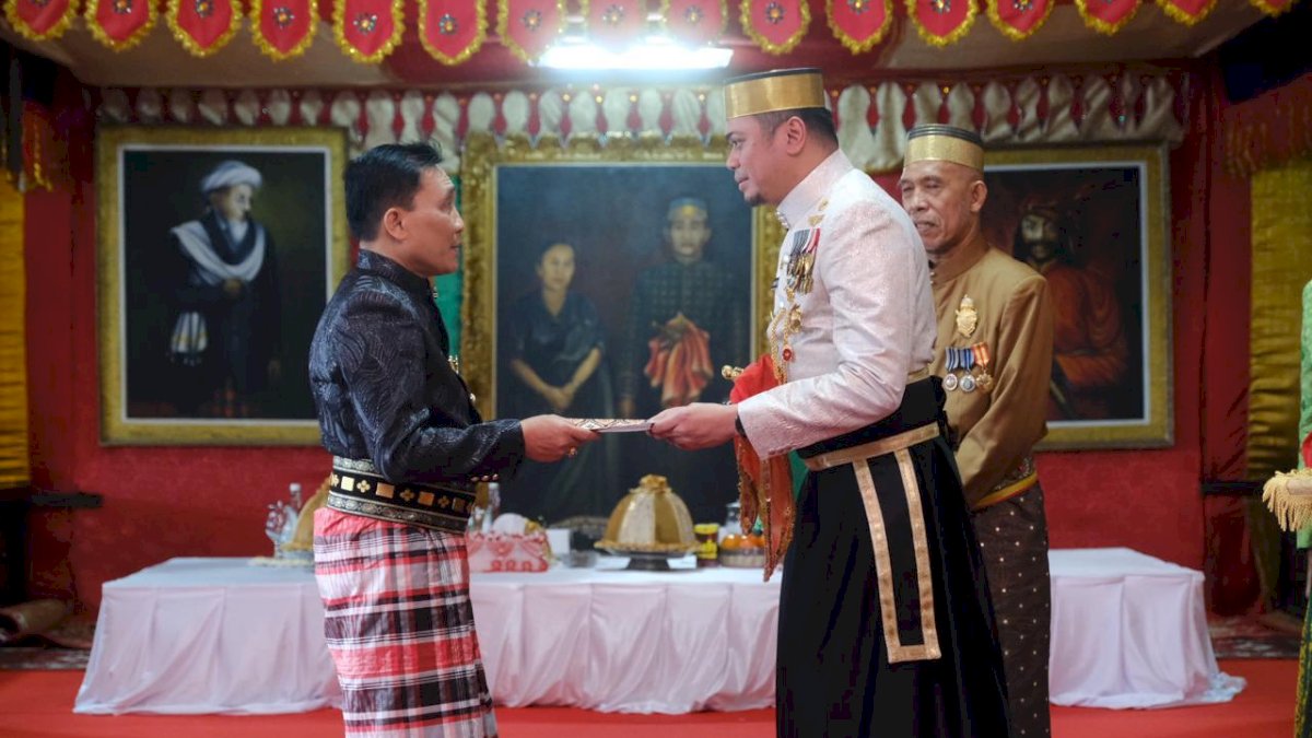 Foto: Pemberian Gelar Adat I Mannuntungi Daeng Mattola kepada Kejati Sulsel dari Pemkab Gowa