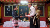 Foto: Pemberian Gelar Adat I Mannuntungi Daeng Mattola kepada Kejati Sulsel dari Pemkab Gowa