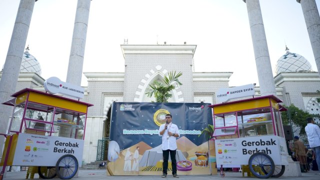 Program CSR Indosat membagikan makanan buka puasa di Masjid Raya Makassar. Foto: Istimewa.