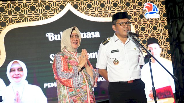 Wali Kota Makassar Danny Pomanto bersama istri Indira Jusuf Ismail saat buka puasa bersama masyarakat. Foto: Istimewa.