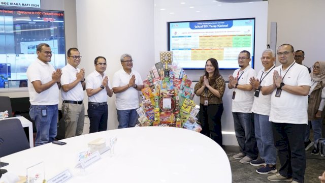 Manajemen Telkomgroup menyerahkan simbolis paket untuk petugas yang berjaga di posko. Foto: Istimewa.