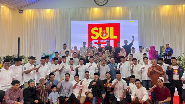 Jajaran pengurus IKA Unhas Sulsel buka puasa bersama di kediaman pribadi Ketua IKA Unhas Sulsel Mo Ramdhan Pomanto. Ist
