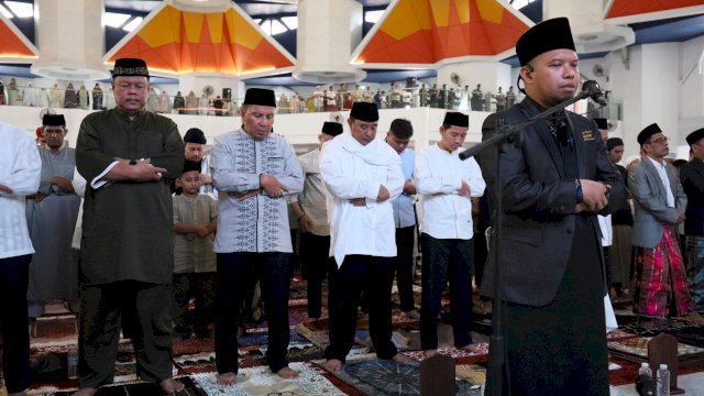 Pj Gubernur Sulsel Bahtiar bersama Wali Kota Makassar Danny Pomanto melaksanakan salat idul fitri di Masjid 99 Kubah. Ist