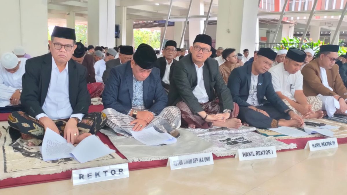 Rektor UNM Salat Idul Fitri Bersama Ribuan Warga dan Civitas Akademika di Pelataran Pinisi