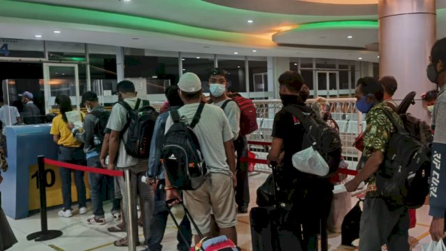 Penumpang Pelabuhan Makassar yang selalu ramai setiap arus balik Idulfitri. Foto: Istimewa.
