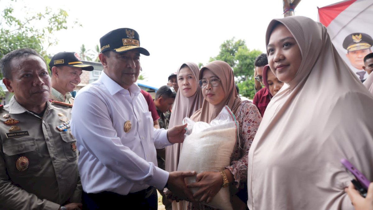 Pj Gubernur Sulsel Kunjungi Lokasi Banjir di Suli, Beri Bantuan Sembako ke Warga Terdampak