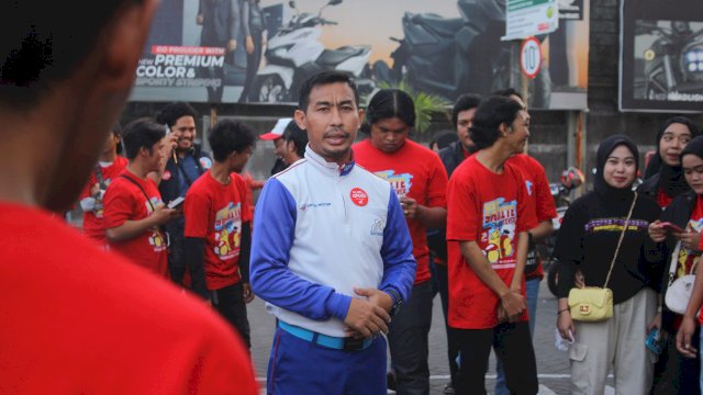 Instruktur Safety Riding Astra Motor Sulsel Wanny saat menjelaskan fungsi marka jalan. Foto: Istimewa.